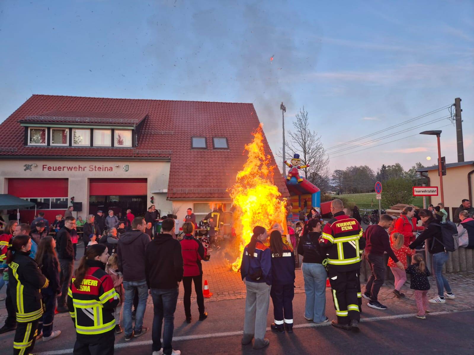 Hexenfeuer und Maibaumstellen lockten viele Besucher 